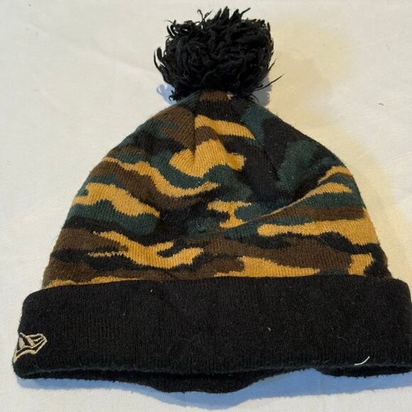 New Era NFL Salute To Service Green Camo Beanie Hat - Picture 2 of 5
